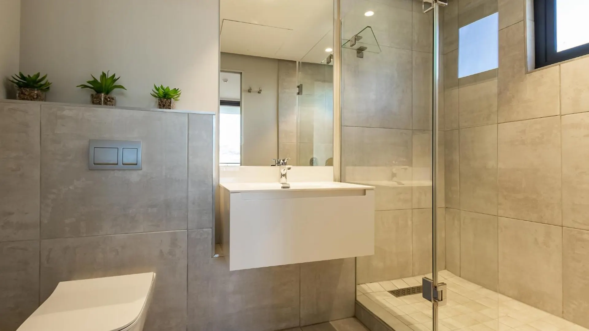 Beautiful Family Apartment With Amazing Views @ 16 On Bree Cape Town