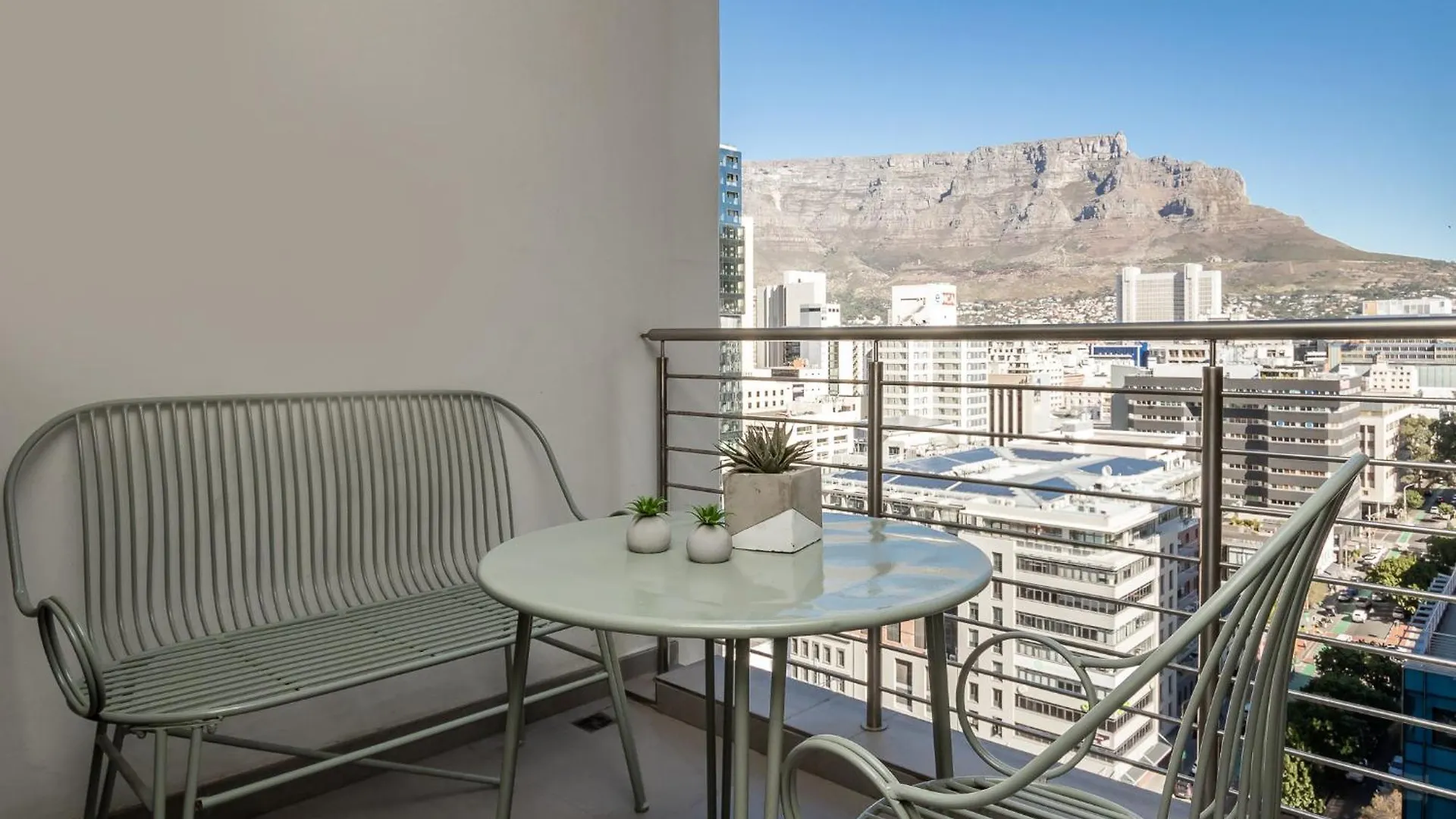 Beautiful Family Apartment With Amazing Views @ 16 On Bree Cape Town